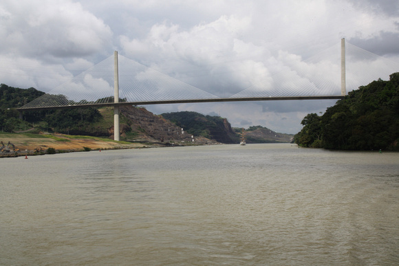 Bridge near Miraflores lock.JPG